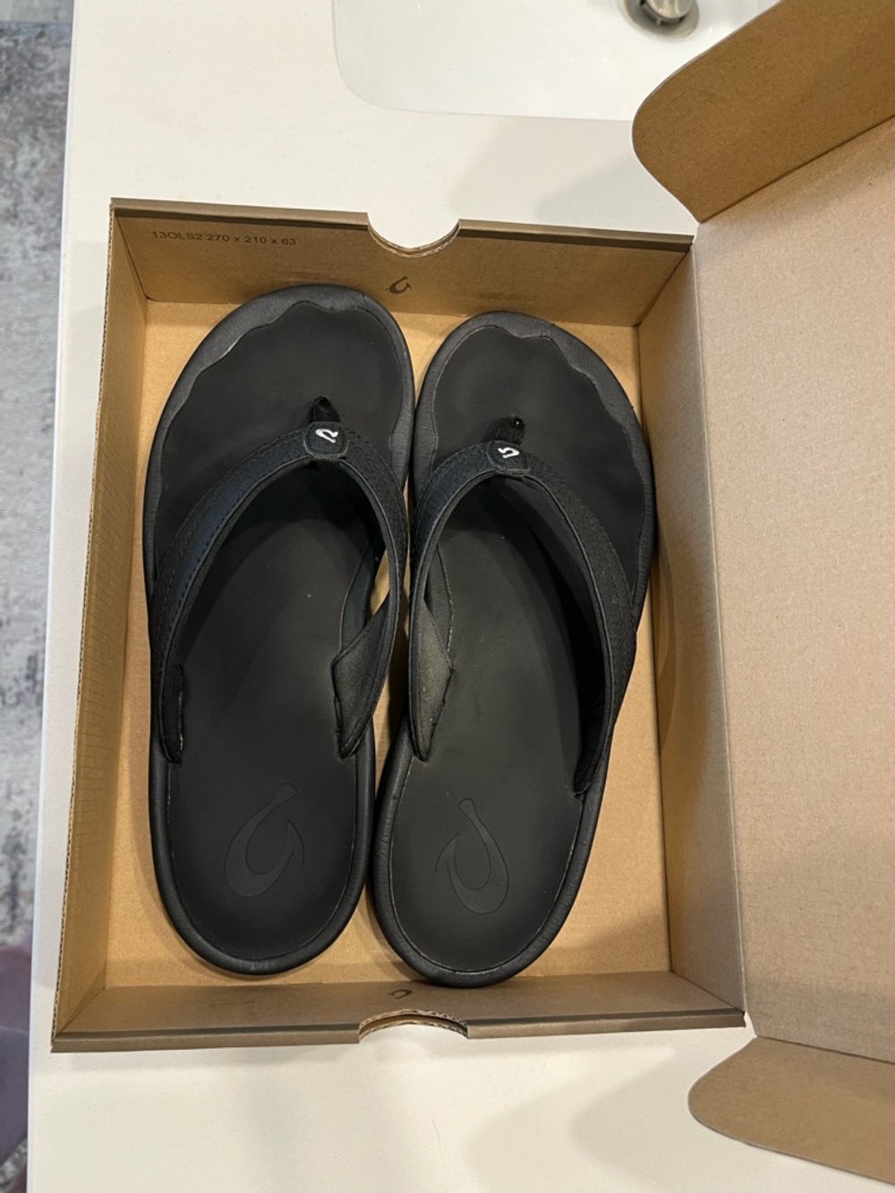 OluKai Ohana flip flops Womens 8